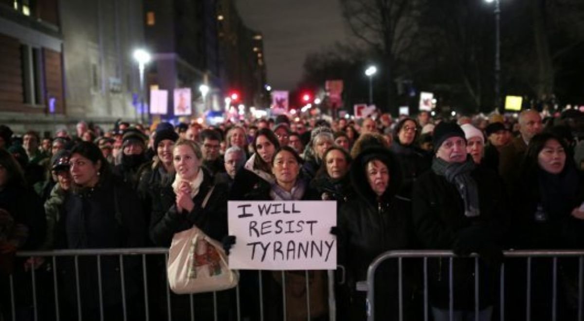 Голливуд жұлдыздары Нью-Йоркте Трампқа қарсы митинг өткізді