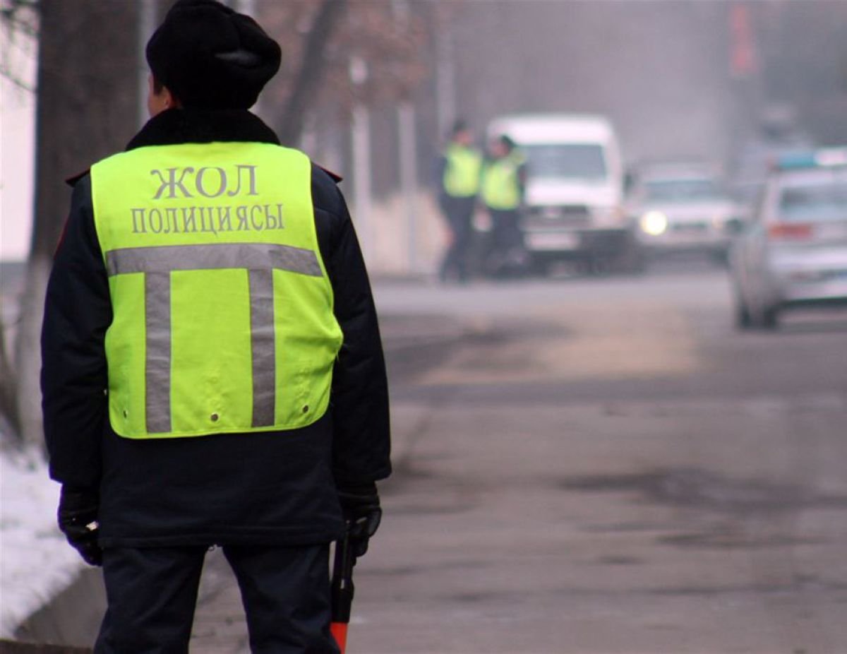 Жол ережесі: Полиция қызметкері өзі тоқтатқан көлікке бірден жақындауы шарт