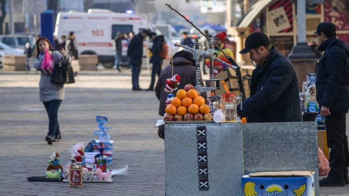 Елордада көше саудагерлеріне QR-кодтар таратылады