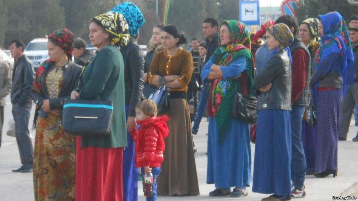 Түркіменстанда әйелдерге дұрыс киінбегені үшін айыппұл салады