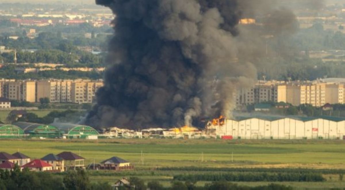 Алматыдағы Құлжа тасжолында қоймалар өртеніп жатыр