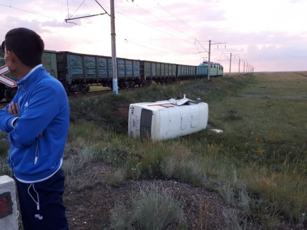 Екібастұз маңында жүк пойызы жолаушылары бар автобуспен соқтығысты