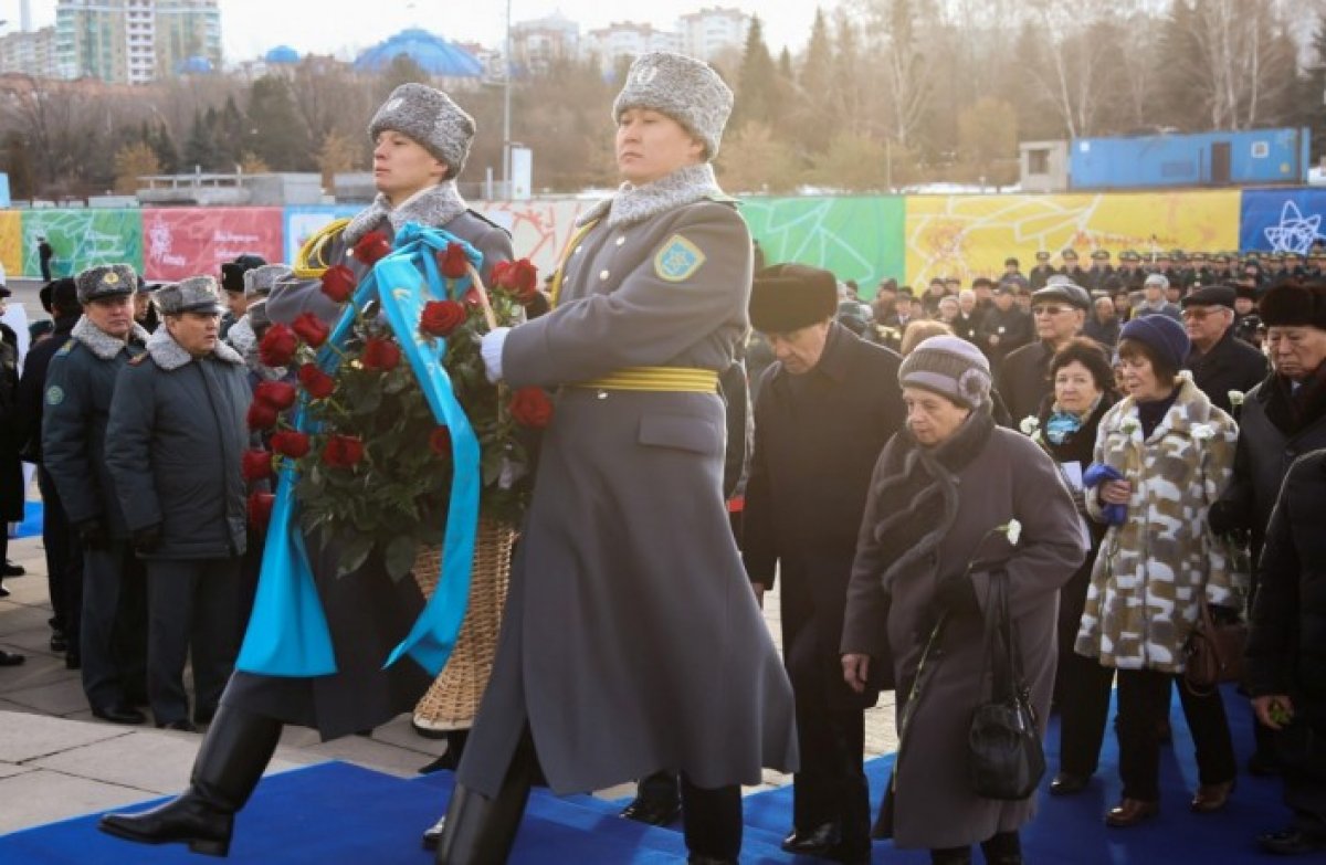 Алматыда Тәуелсіздік монументіне гүл шоқтары қойылды