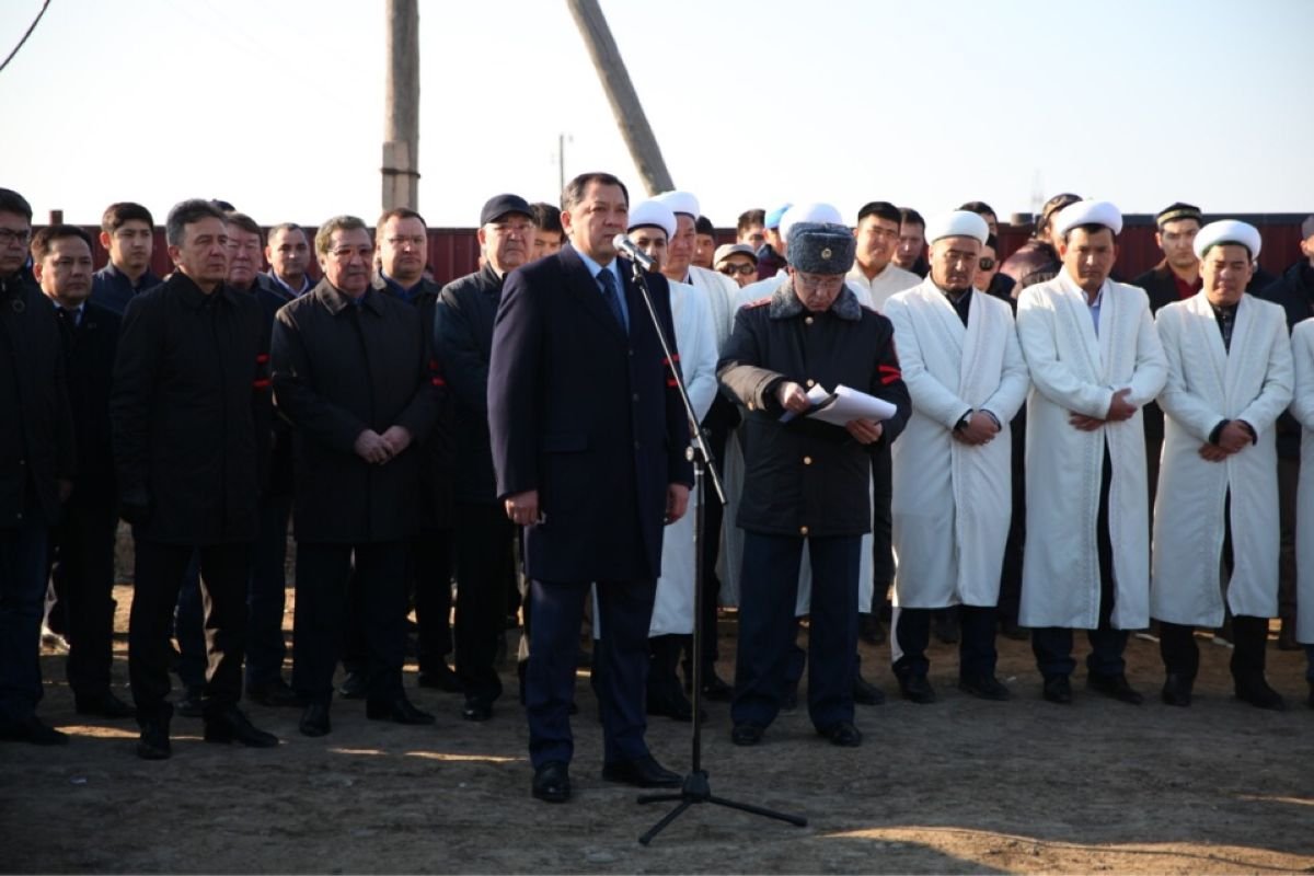 Атырауда қаза тапқан полицейді мыңдаған адам соңғы сапарға шығарып салды