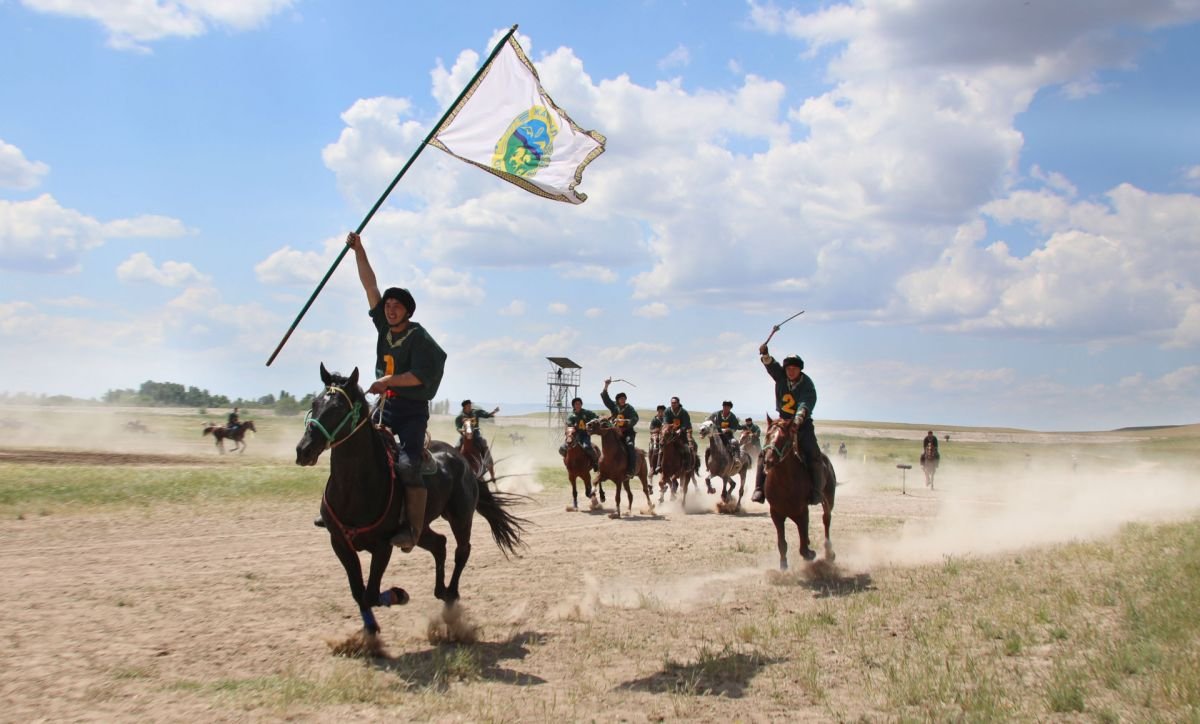 Көкпар тартып, теңге іліп, жамбы атқан