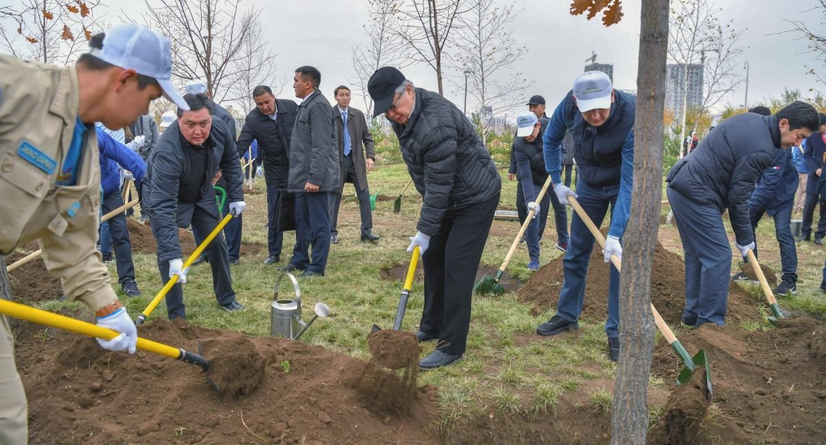 Мемлекет басшысы сенбілікке қатысып, көшет отырғызды