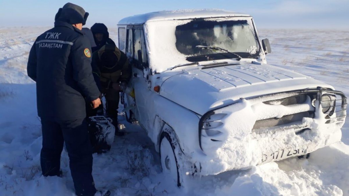 Ақтөбеде қар құрсауында қалған көлікте бір адам көз жұмды