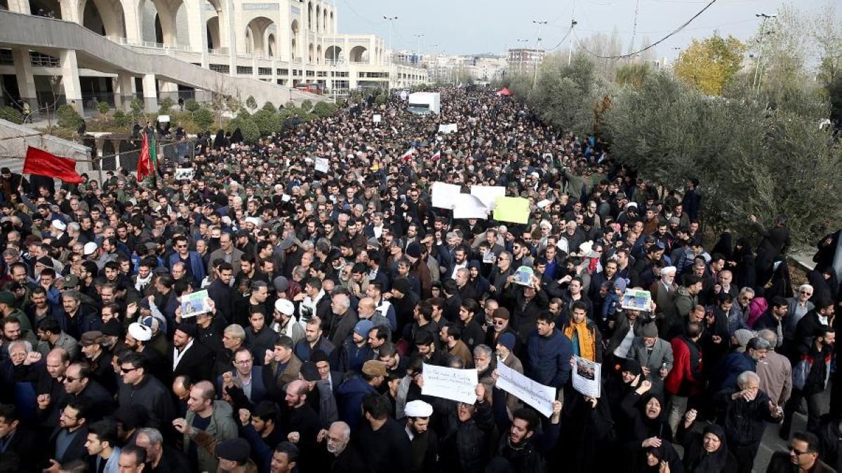 Генерал Сулеймани өлімінен кейін мыңдаған адам митингке шықты (видео)