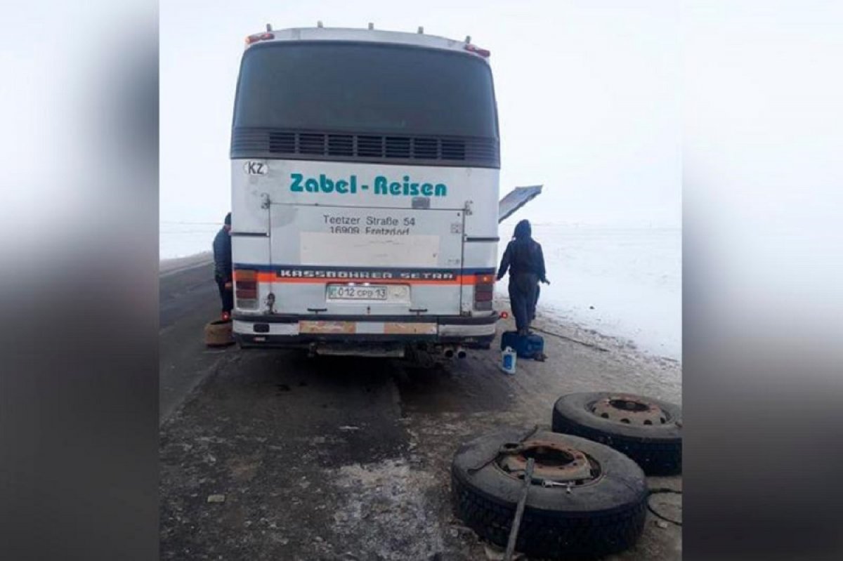 Ақтөбеде шетелдік жолаушылар мінген автобус жолда қалды