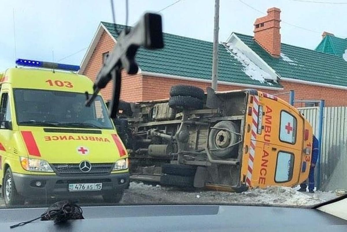 Петропавлда жедел жәрдем көлігі аударылды