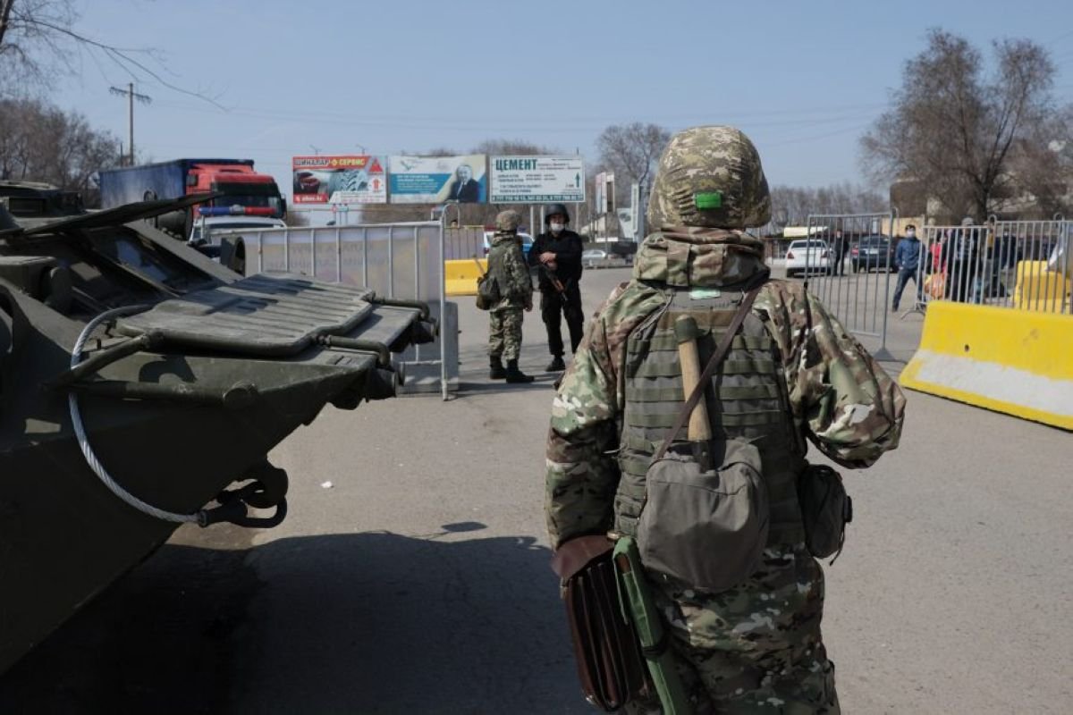 Алматыда қоқыс таситын көлікпен блокбекеттен адам өткізбек болған жүргізуші жазаланды