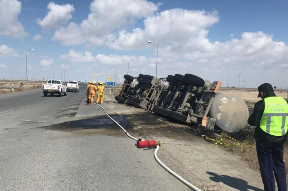 Атырауда жүк көлігі аударылып, 26 тонна мұнай төгілді