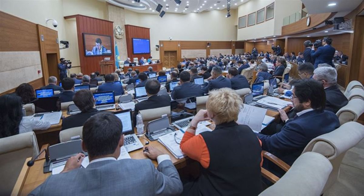 Қазақстандық депутаттардың қанша жалақы алатыны белгілі болды