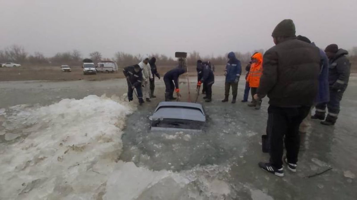 Атырауда жеңіл көлік Жайық өзеніне батып кетті