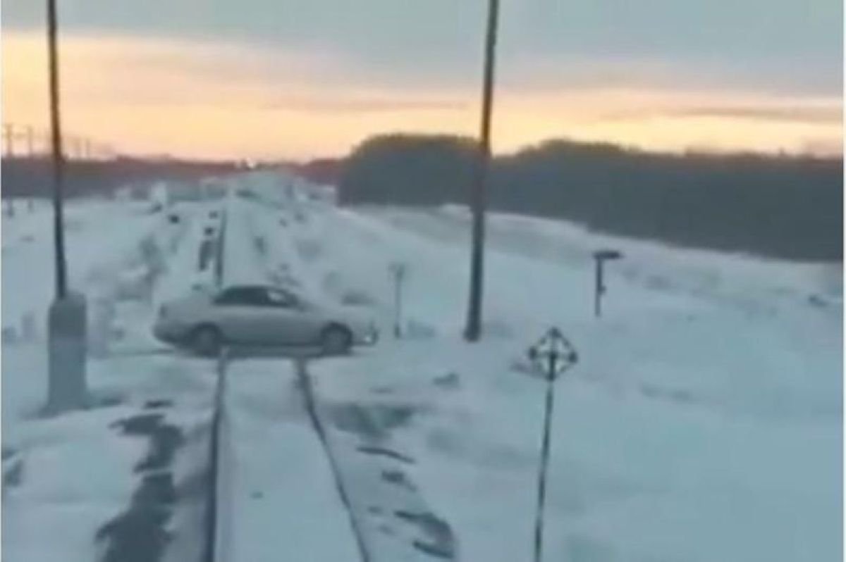 Павлодарда пойыздың жолын кесіп өтпек болған көліктің жолда қозғалтқышы өшіп қалған