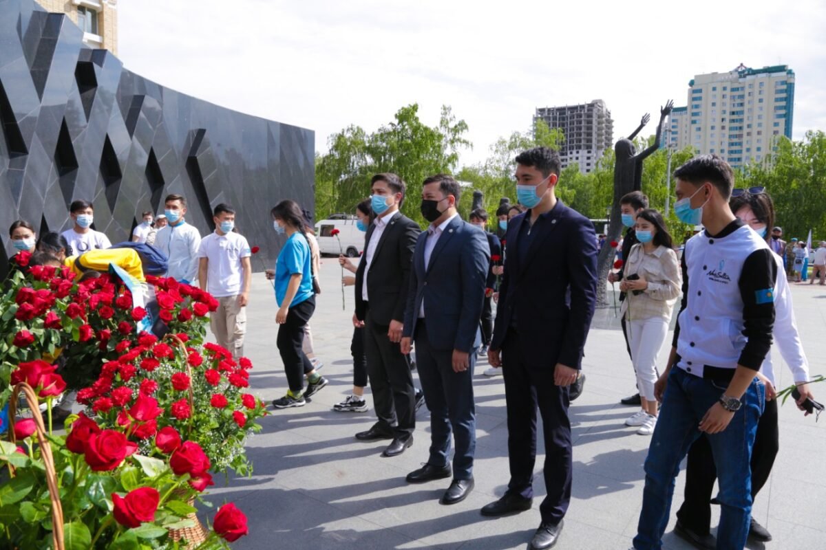 Жасотандықтар жазықсыз жалаға ұшыраған арыстардың ескерткішіне гүл шоғын қойды