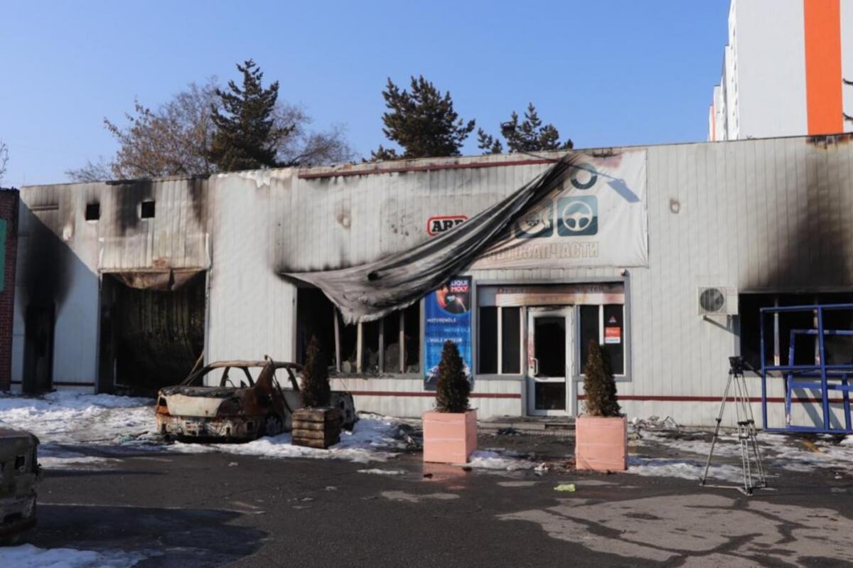 Мәжіліс депутаттары Алматыдағы тәртіпсіздік кезінде зардап шеккен кәсіпкерлермен кездесті