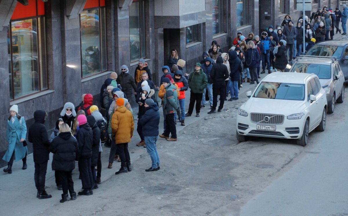 «1 доллар 1000 рубльге барады»: Ресейдегі банкоматтарда ақша азайып жатыр (ВИДЕО)