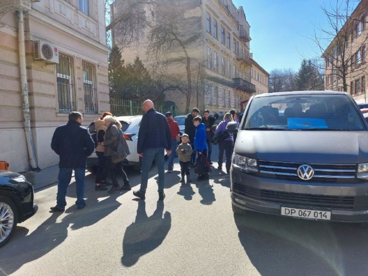 Қазақстан елшілігі Украинадан 7 адам, 2 мысық және 1 итті эвакуациялады