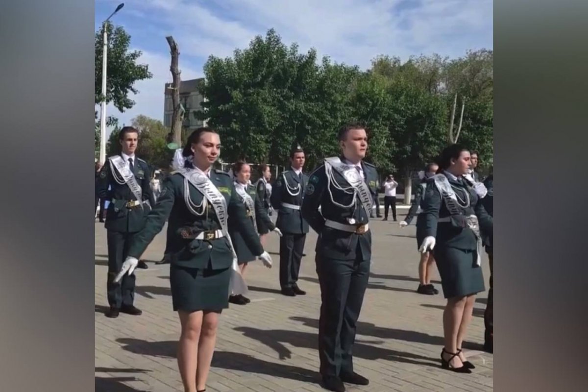 Қостанайда түлектер «Наши Российские герои» әніне билеген (ВИДЕО)