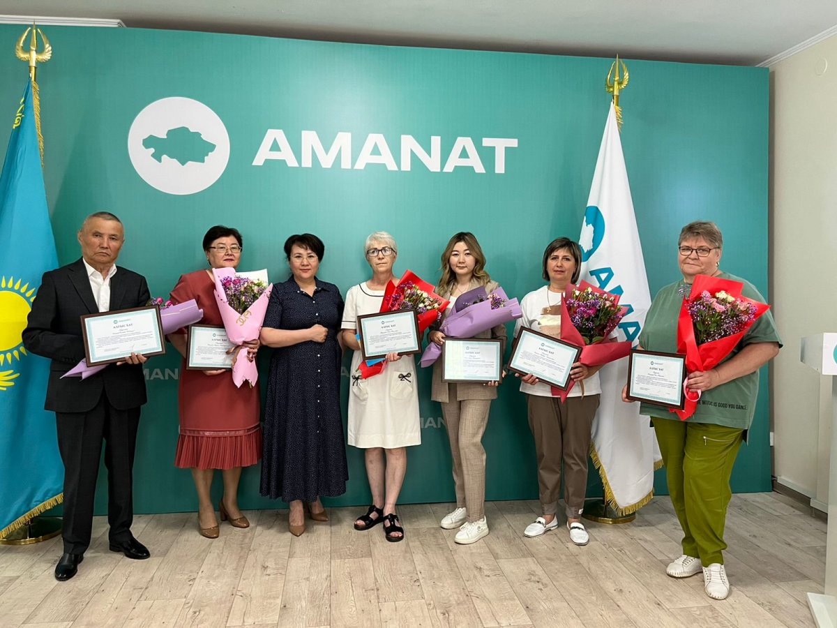 Қостанайда AMANAT партиясы медицина қызметкерлерін құттықтады