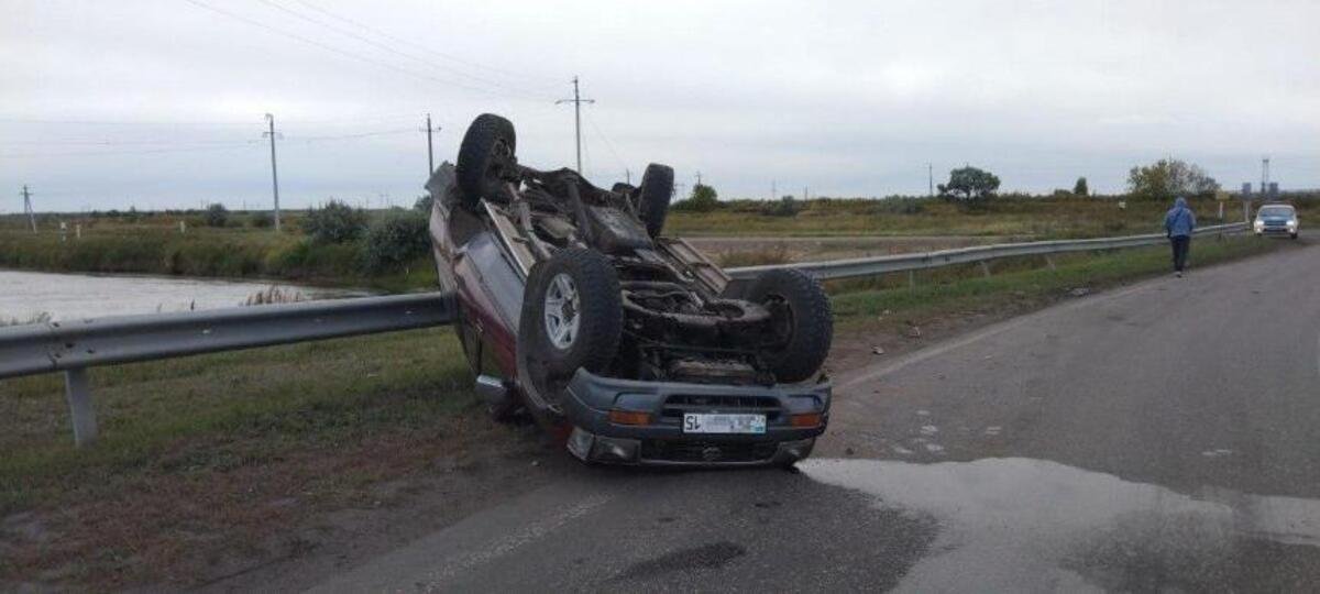 Петропавлда жол апатына ұшыраған автокөлік аударылып қалды