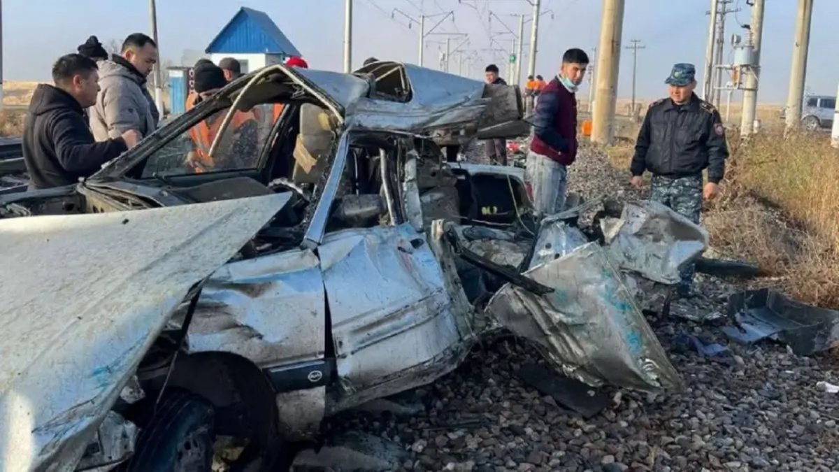 Автокөлік пен пойыз соқтығысып, 6 адам қаза тапты