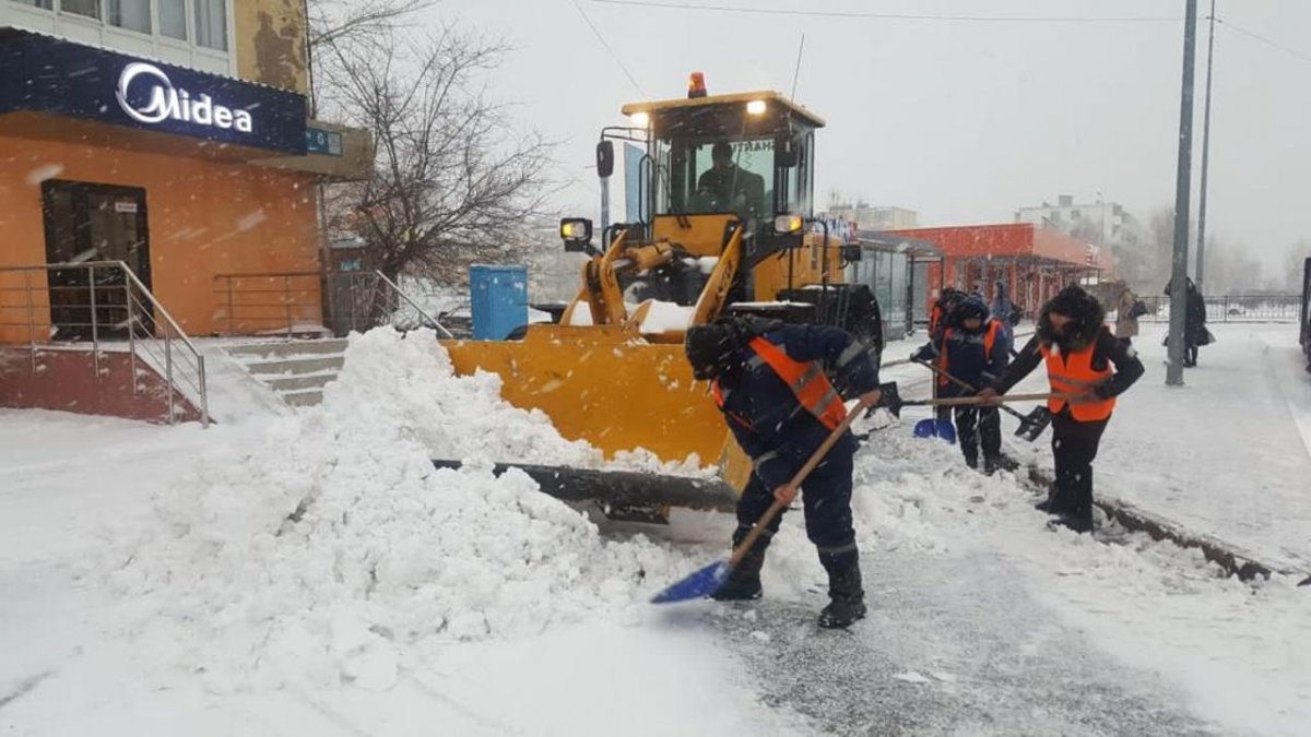 Астанада қар күреу жұмысына 2 мыңнан астам адам жұмылдырылды