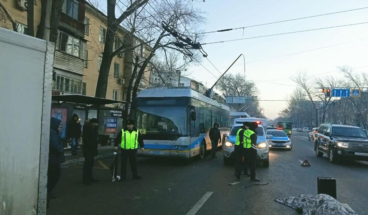 Алматыда троллейбус жүргізушісін көлік қағып кетті