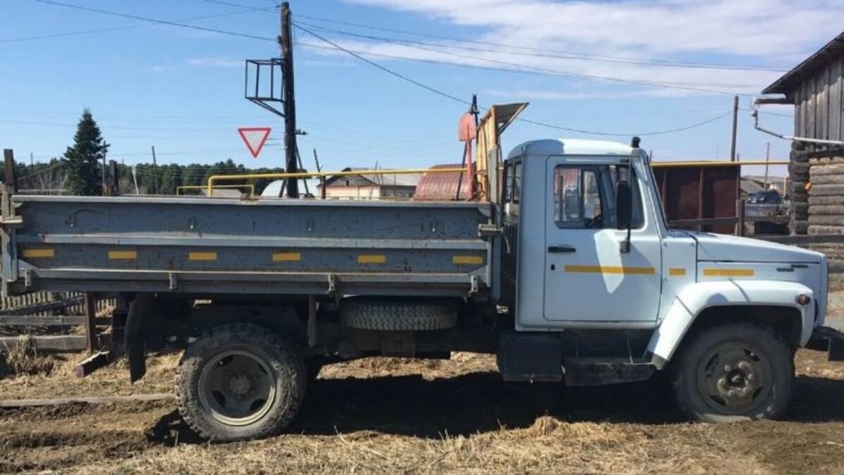 Жүк көлігін жөндеп жатқан жүргізуші үйінде қаза болды