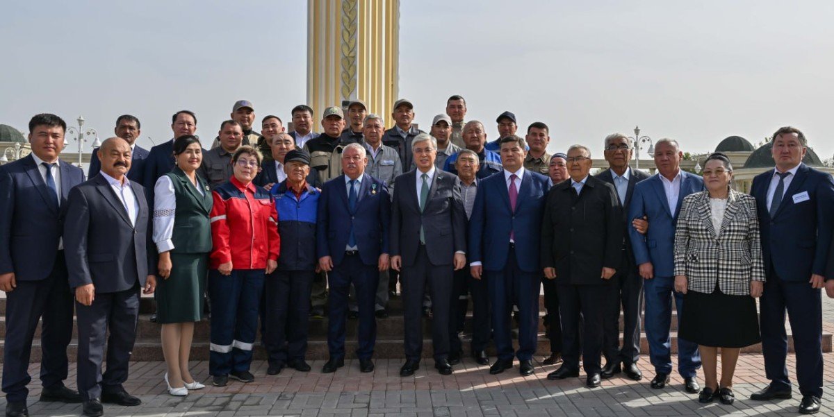 Мемлекет басшысы «Еңбек аллеясында» еңбек адамдарымен жүздесті