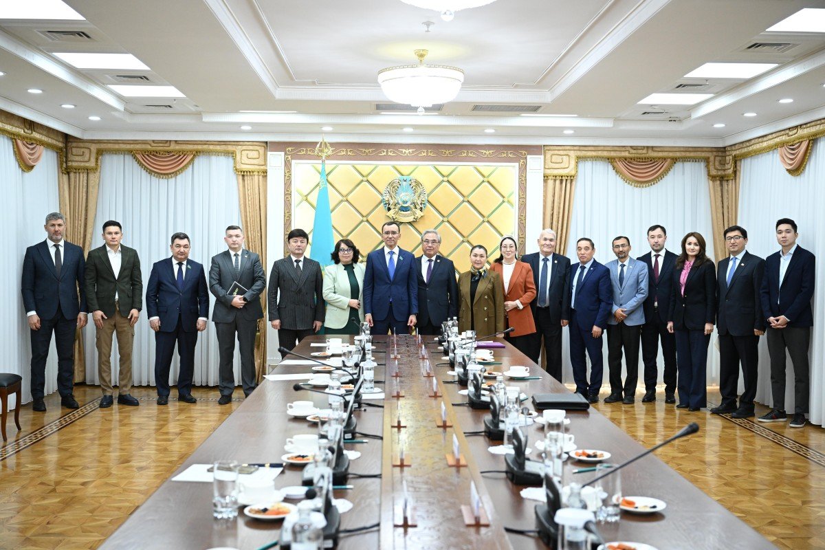 Мәулен Әшімбаев: Ұлттық құндылықтарымыз біздің бағдар ұстайтын темірқазығымыз болуы керек