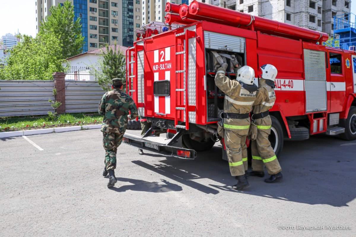 Шымкенттік өрт сөндірушілер жанып жатқан пәтерден екі баланы құтқарды