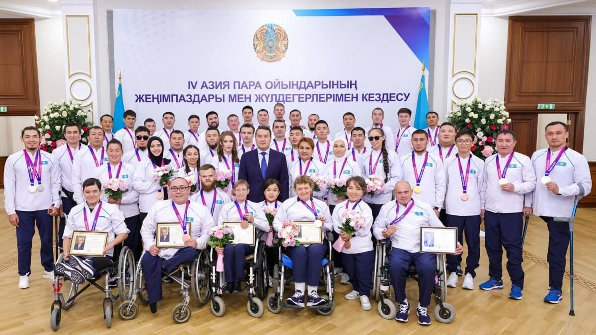 Смайылов Азия Пара ойындарының жеңімпаздарымен кездесті