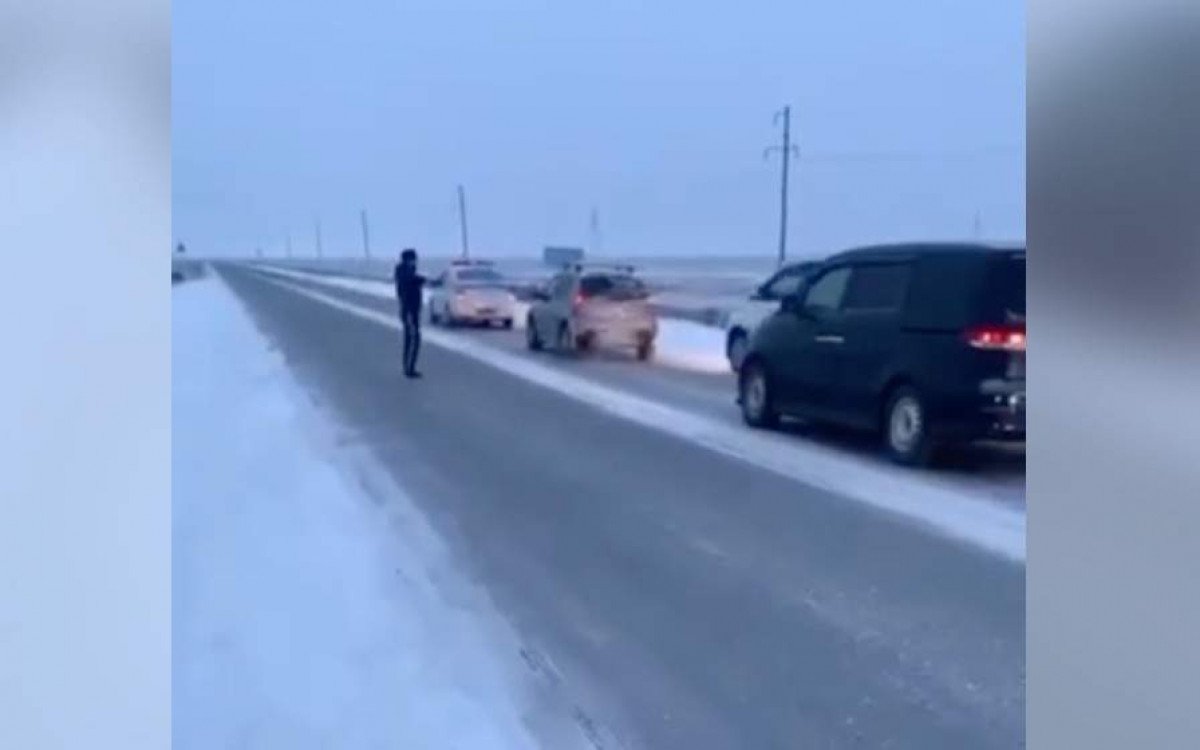 Атырауда полицейлер жол бойында қалған көліктерге көмектесті