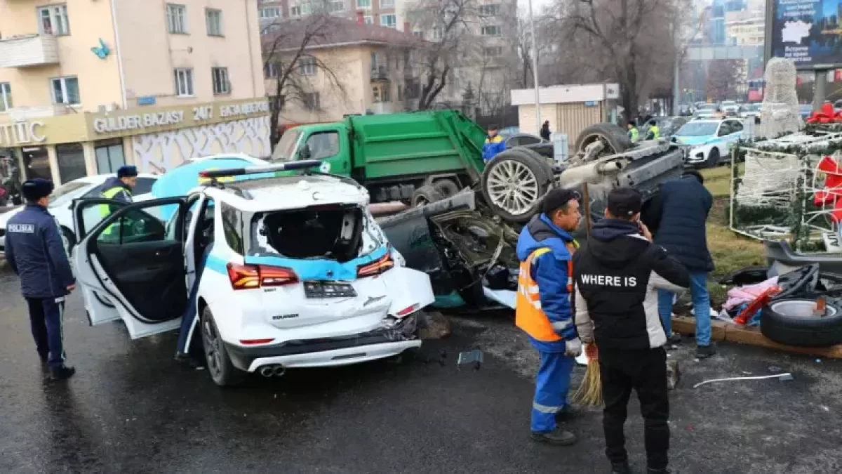 Алматыда жол апатынан полицейлер зардап шекті