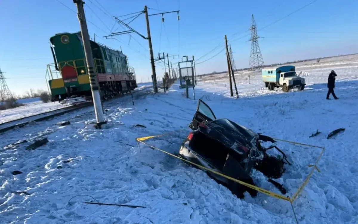 Ақмола облысында автокөлік пен электровоз соқтығысып, 1 адам көз жұмды