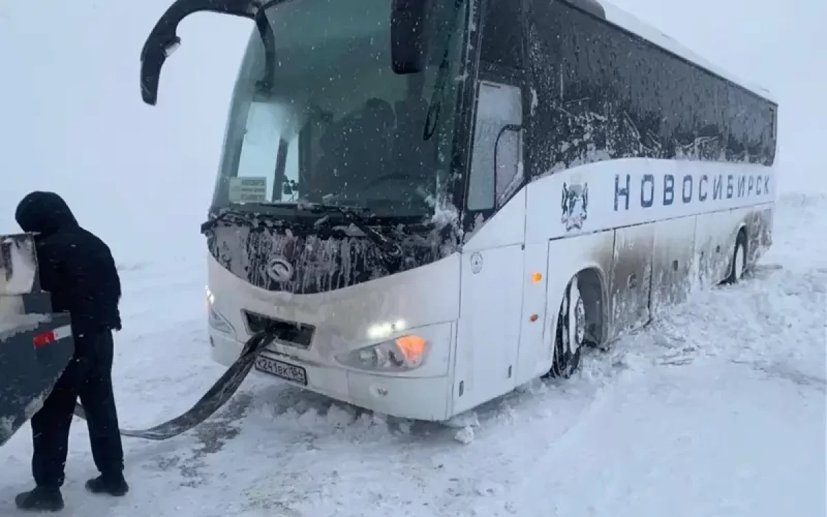 ШҚО-да қар құрсауында қалған автобус жолаушылары құтқарылды