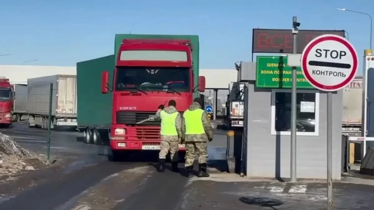 Ресеймен шекарада жүк көліктері кептелісте тұр