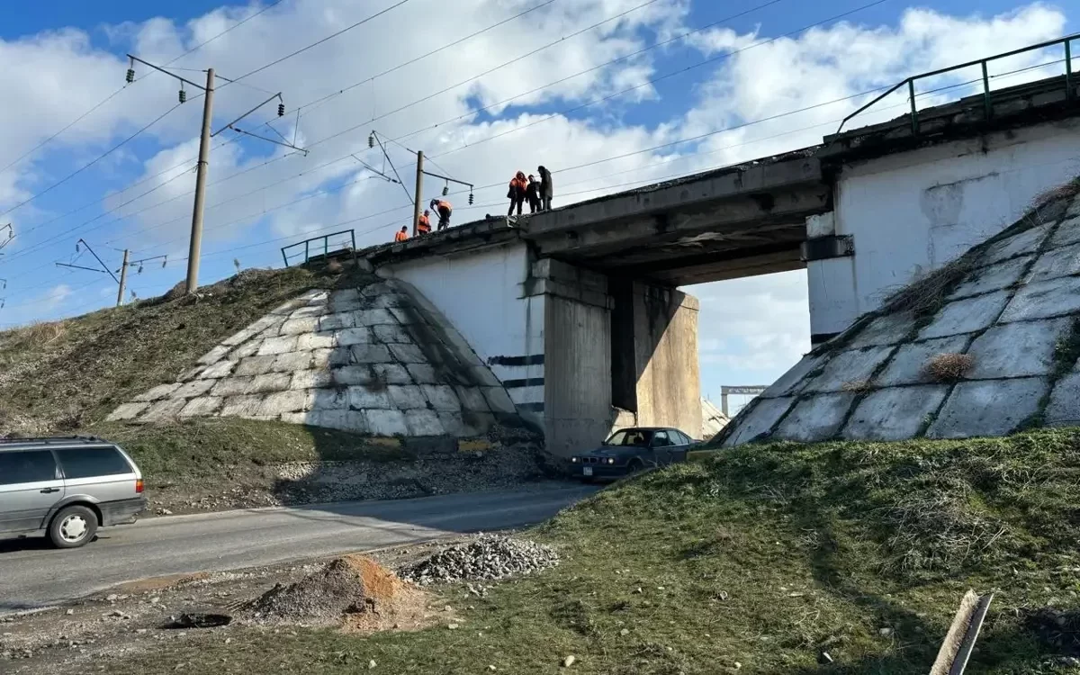 Түркістан облысында көпірдің құлауы: ҚТЖ-ға айыппұл салынды