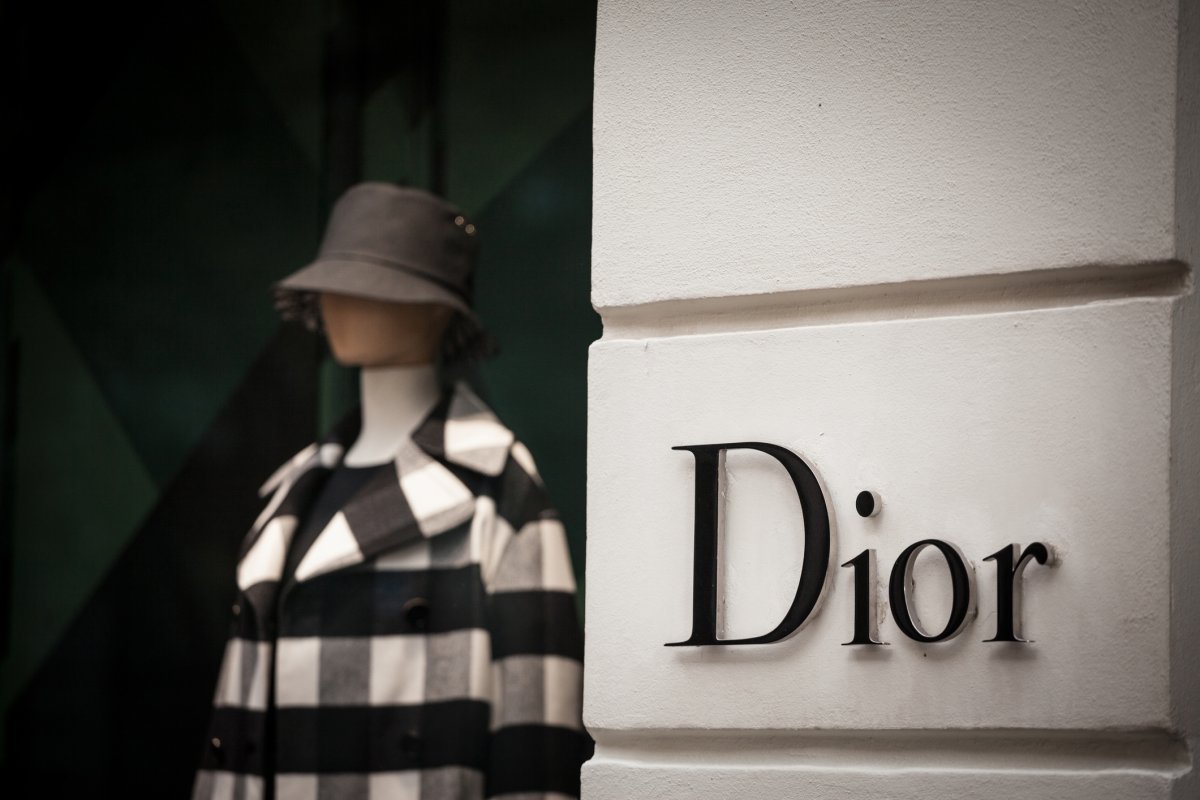 Тергеу басталды: Dior сән үйіне қатысты шу шықты