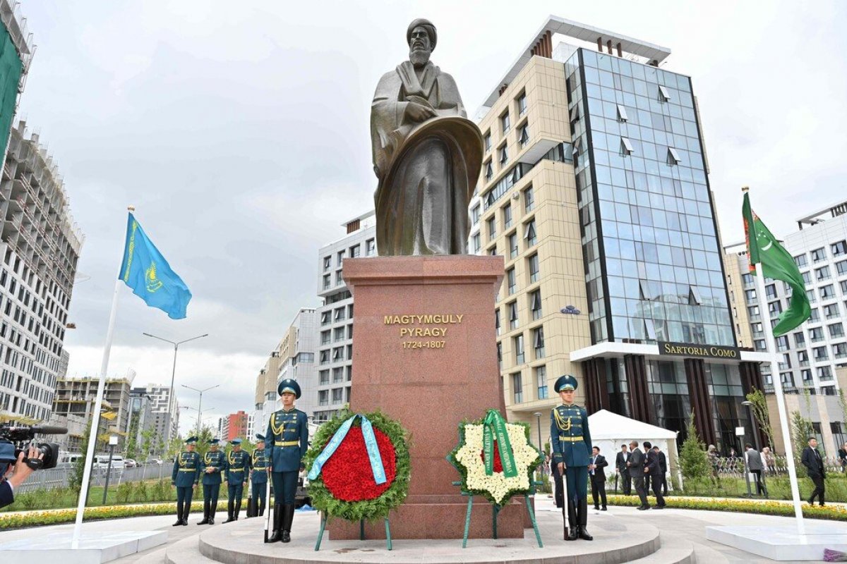 Елордада Мақтымқұлы Пырағыға арналған ескерткіш ашылды