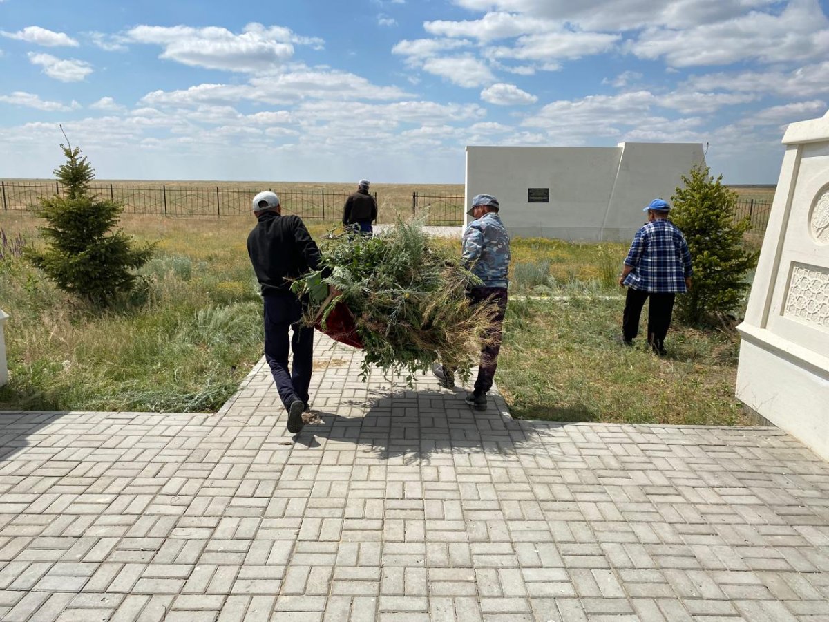 «Таза бейсенбіге» қатысқандар тарихи ескерткіштерді тазалады