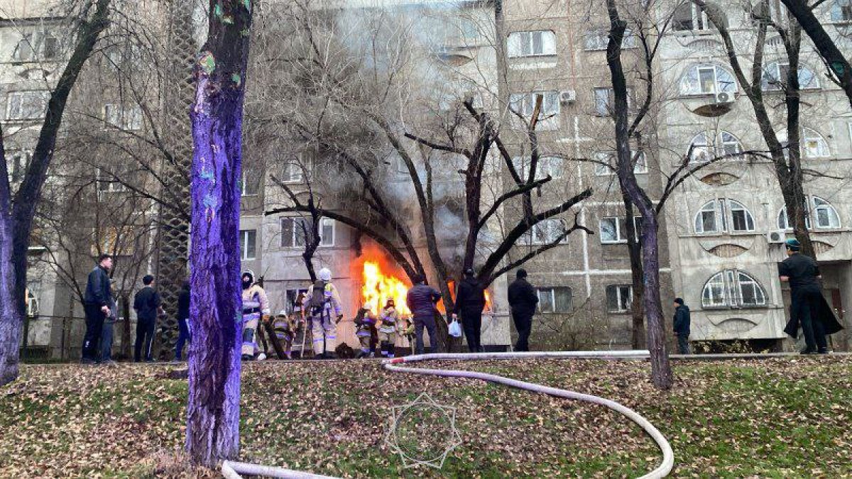 Алматыда өртеніп жатқан пәтерден 7 жастағы бала құтқарылды