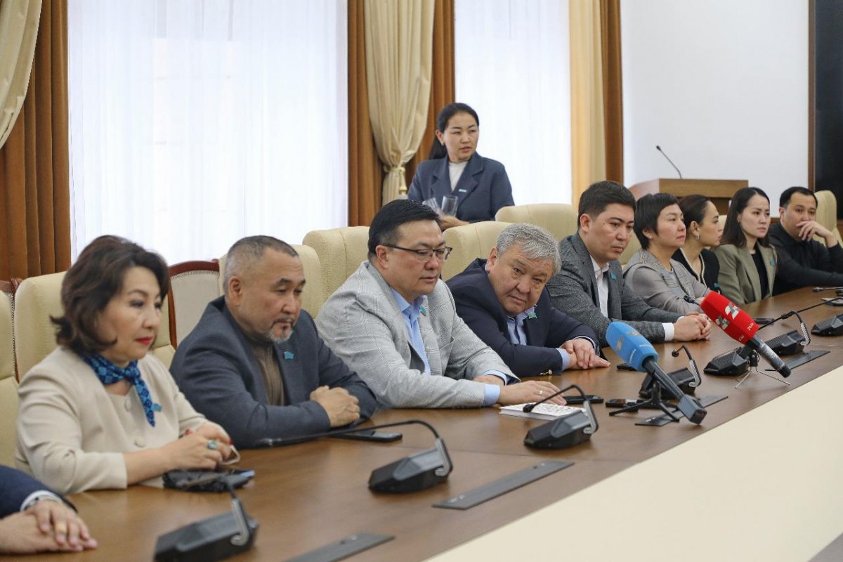 Мәжілісмен Ұлытау облысындағы мәслихат депутаттарымен кездесті