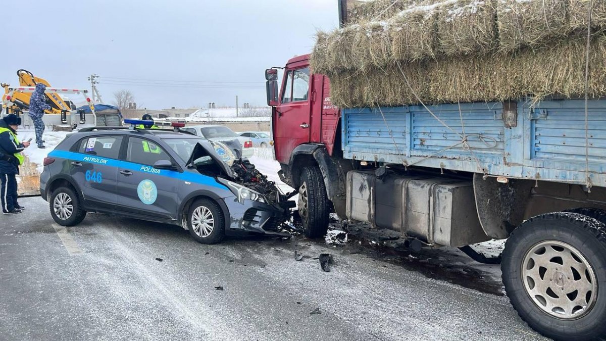 Семейде полиция автокөлігі КамАЗ-бен соқтығысты