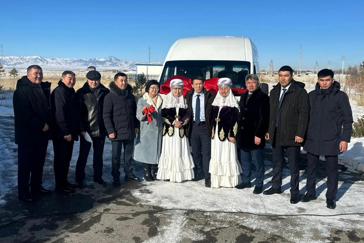 «AMANAT» партиясының өкілдері ерекше қажеттілігі бар балаларға инватакси сыйлады