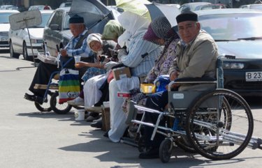 Еститін саңырау, сөйлейтін мылқау қайыршылар