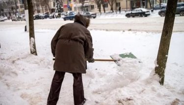 Павлодарлық полицейлер зейнеткерлерге күштеп қар күретпек