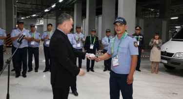 Қытай азаматшасының қымбат білезігін тауып алған астаналық полицейге бағалы сыйлық берілді